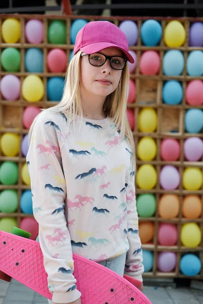 Retrato Menina Loira Com Boné Rosa Skate Parque Diversões Fundo — Fotografia de Stock