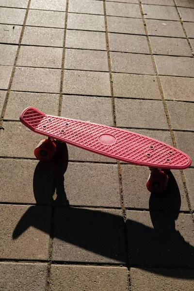 Close Van Roze Skateboard Straat Zonsopgang Kleurrijke Cent Skateboard — Stockfoto