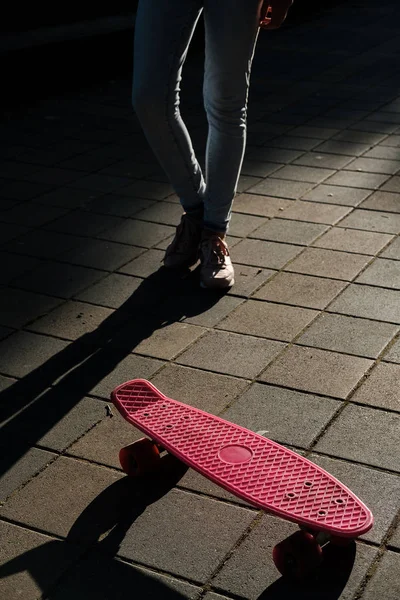 Zamknąć Różowy Deskorolka Kobiece Nogi Trampki Ulicy Wschód Słońca Nastolatek — Zdjęcie stockowe