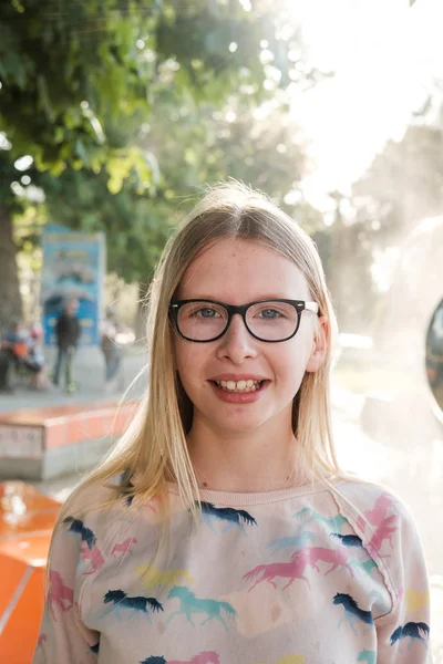 Blond Flicka Tonåring Flicka Glasögon Parken Barndom Sommar Semester Koncept — Stockfoto