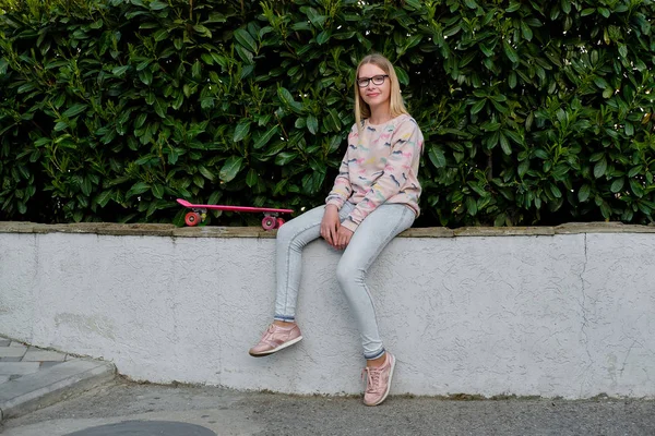 Porträtt Blond Flicka Med Rosa Överdel Och Skateboard Park Tonåring — Stockfoto