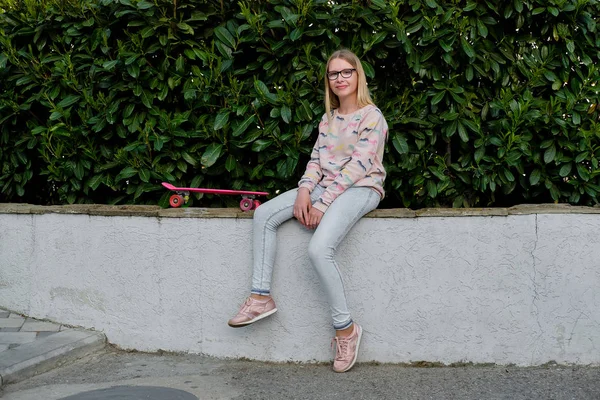 Retrato Chica Rubia Con Gorra Rosa Monopatín Parque Adolescente Gafas — Foto de Stock