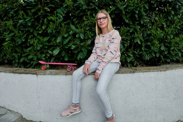 Porträtt Blond Flicka Med Rosa Överdel Och Skateboard Park Tonåring — Stockfoto