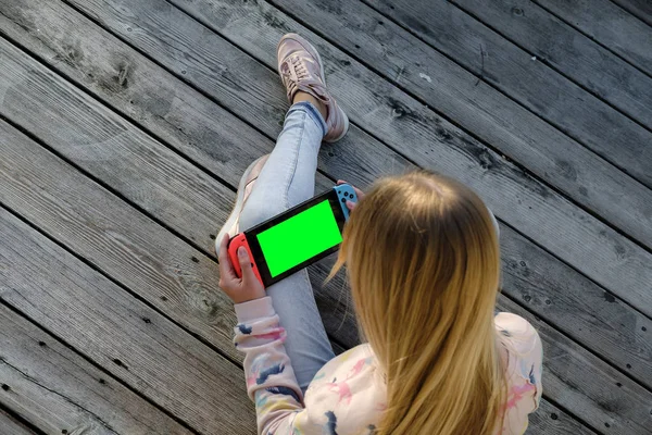 Teenager Mädchen Beim Spielen Auf Der Nintendo Switch Konsole Kind — Stockfoto