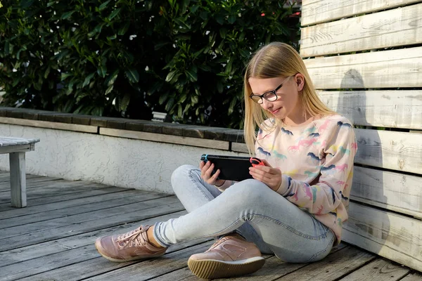 Teenager Mädchen Beim Spielen Auf Der Nintendo Switch Konsole Kind — Stockfoto