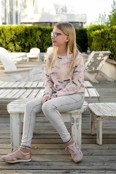 Porträtt Blond Flicka Parken Tonåring Flicka Glasögon Utomhus — Stockfoto