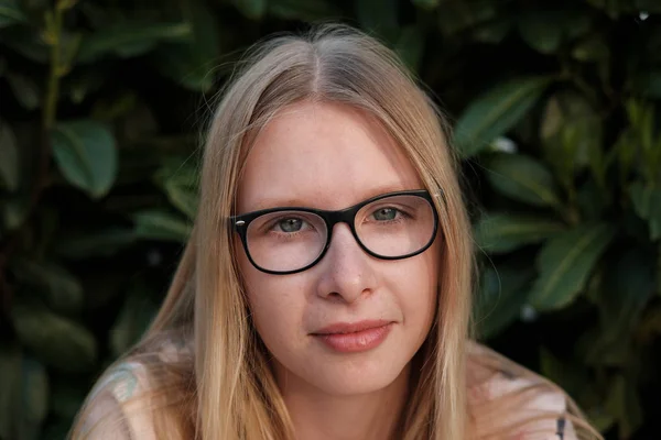 Porträtt Blond Flicka Parken Tonåring Flicka Glasögon Utomhus — Stockfoto