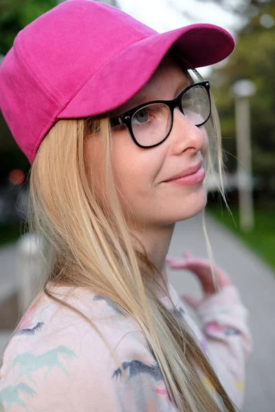 Retrato Chica Rubia Adolescente Chica Gafas Aire Libre Calle Infancia — Foto de Stock