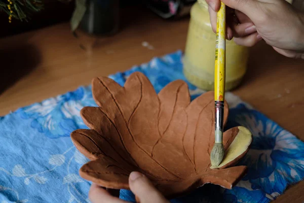 Potter Painting Ceramic Handmade Plate Leaf Shape Yellow Paint Close — Stock Photo, Image