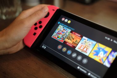 Anapa, Rusya Federasyonu - 17 Temmuz 2018, Nintendo anahtarı, ev veya taşınabilir oyun için video oyun konsolu. Genç kız konsolda oyun oynama. El ile el Nintendo şalter. Yakın çekim