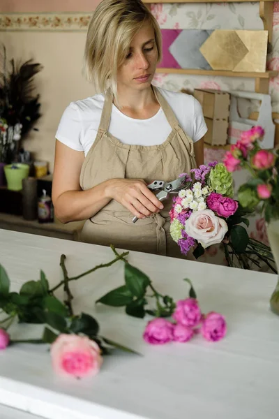 Kvinna Florist Göra Bukett Rosa Blommor Inomhus Kvinnliga Florist Förbereder — Stockfoto
