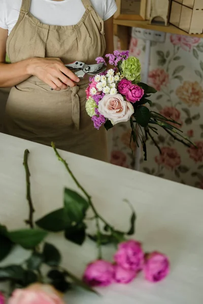 Kvinna Florist Göra Bukett Rosa Blommor Inomhus Kvinnliga Florist Förbereder — Stockfoto