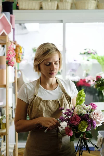 Kvinna Florist Göra Bukett Rosa Blommor Inomhus Kvinnliga Florist Förbereder — Stockfoto