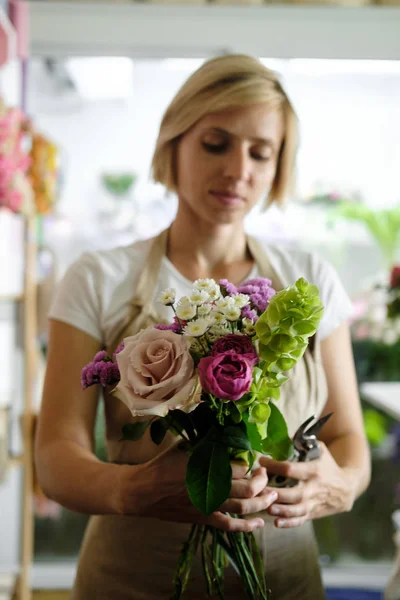 Kvinna Florist Göra Bukett Rosa Blommor Inomhus Kvinnliga Florist Förbereder — Stockfoto