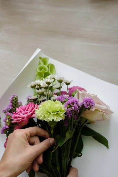 Rosa Bukett Nejlikor Och Rosor Kvinna Florist Göra Bukett Blommor — Stockfoto