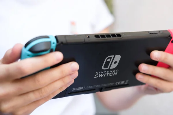 Anapa, Rusya Federasyonu - 17 Temmuz 2018, Genç kız Nintendo anahtarı konsolda oyun oynama. El Nintendo anahtarıyla eller. Yakın çekim