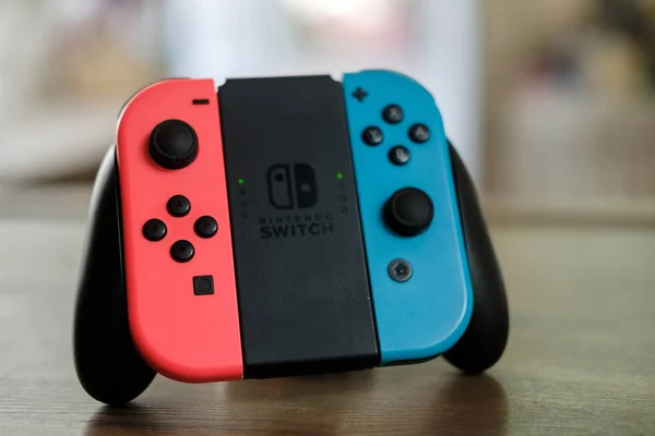 Anapa, Rusya Federasyonu - 17 Temmuz 2018, sevinç-con Nintendo geçiş, video oyun konsolu için ev veya taşınabilir oyun denetleyicisi için. El Nintendo anahtarı iyon tablo kapalı için gamepad
