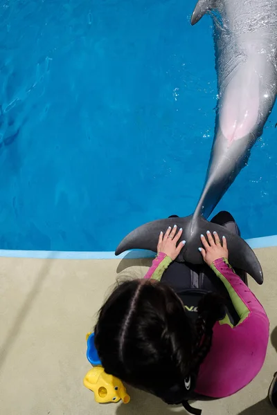 抱着海豚尾巴的孩子 海豚辅助治疗 — 图库照片