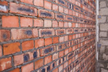 Tuğla duvar ve mavi gökyüzü arka plan. Tuğla turuncu ve siyah 