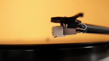 Üstünde aşağı gidiş pikap pikap iğnesi kapatın. Vintage Vinil plak çalar pikap kayıtlarda. Lp vinil kaydı bir turntable oynamaya başlıyorum. Kulüp partisi için ses ekipmanları.