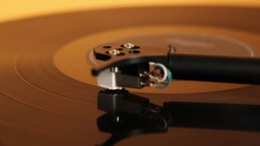 Bir pikap üzerinde oynamak için Lp vinil kaydın finiş. Radyo sinyalleriyle iletilen iz son. Vintage Vinil plak çalar pikap kayıtlarda. Ses cihazı kulüp partisi için. Yumuşak odak. Yakın çekim