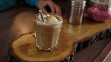 Barista alıcı kahve bir kafede verir. ziyaretçi bir kafede bir frappuccino satın alır. Yumuşak odak