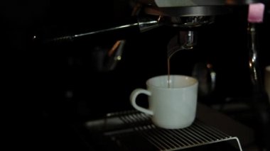 Kahve makinesi beyaz fincan espresso yapar. Yumuşak odak