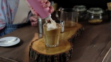 Amerikan kahve bir bardak buz içine dökme ve süt, krema ve dondurma ekleme Barista. barista kahve frappe bir kafede hazırlanıyor. Yumuşak odak