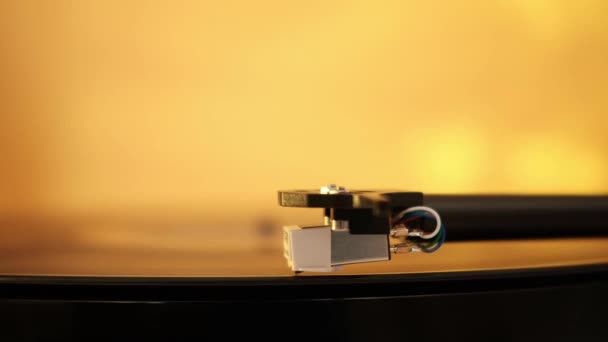 レコード プレーヤーのターン テーブル上のビンテージ ビニール レコード レコード ターン テーブル上で再生します クラブ パーティーのためのオーディオ機器です — ストック動画