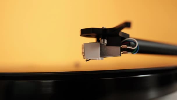 Close Platenspeler Naald Naar Beneden Vintage Vinyl Record Platenspeler Draaitafel — Stockvideo