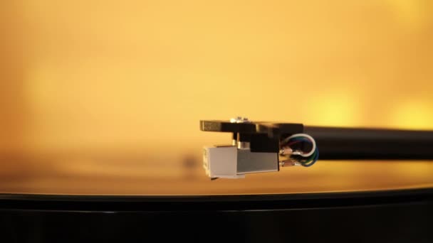 Close Platenspeler Naald Naar Beneden Vintage Vinyl Record Platenspeler Draaitafel — Stockvideo