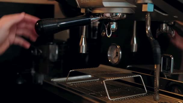 Barista Brouwen Koffie Het Koffiezetapparaat — Stockvideo