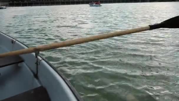 Man Peddels Roeiriemen Boot Varen Langs Het Meer Varen Vakantie — Stockvideo