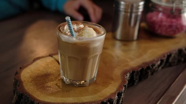 Barista Vevő Kávét Kávézóban Látogató Vásárol Egy Frappuccino Egy Kávézóban — Stock videók
