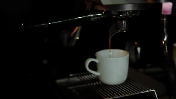 Espresso Maakt Koffiemachine Witte Kop Soft Focus Sea — Stockvideo