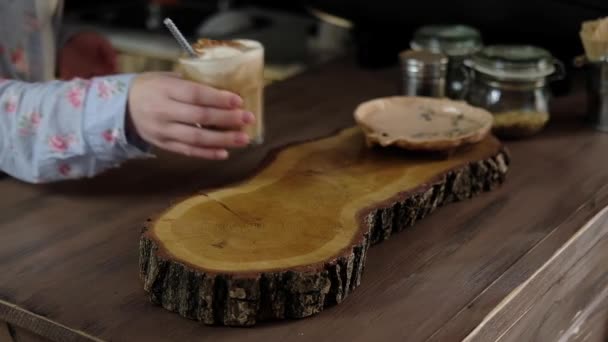 Barista Geeft Koper Koffie Een Café Bezoeker Koopt Een Frappuccino — Stockvideo