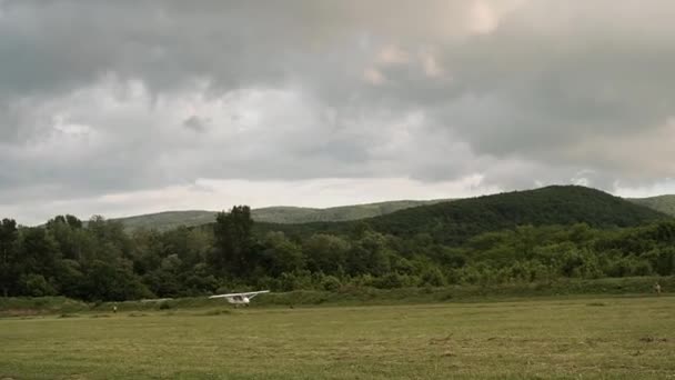 Kétüléses Repülőgép Leszállás Ban Mező — Stock videók