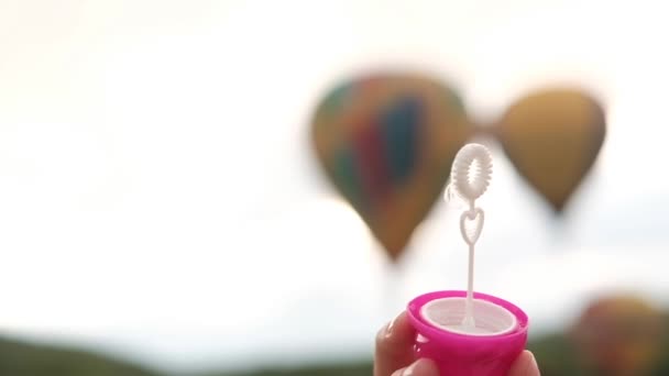 Kvinna Blåser Bubble Och Tre Färgglada Aerosolen Ballonger Bakgrunden — Stockvideo