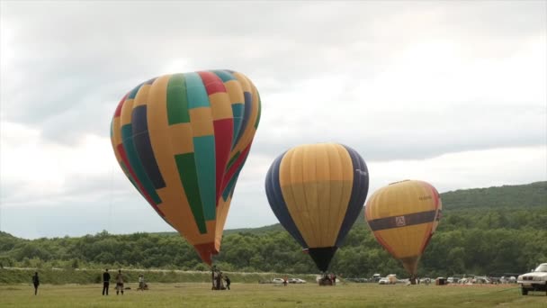 Trzy Kolorowe Aerostat Balony Pole — Wideo stockowe