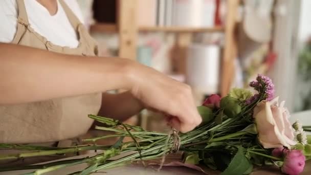 Professionele Floral Artiest Bloemist Binden Van Stengels Bloemenwinkel Workshop Vrouwelijke — Stockvideo