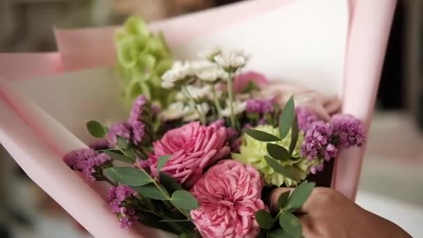 Жінка Флорист Робить Букет Рожевих Квітів Приміщенні Жіночий Флорист Готує — стокове відео