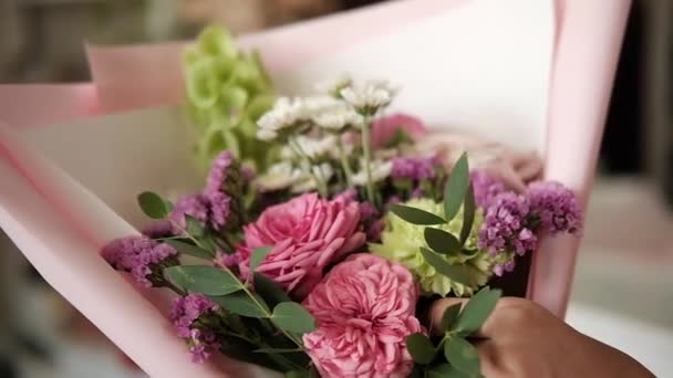 Florista Mujer Haciendo Ramo Flores Color Rosa Interior Floristería Femenina — Vídeos de Stock