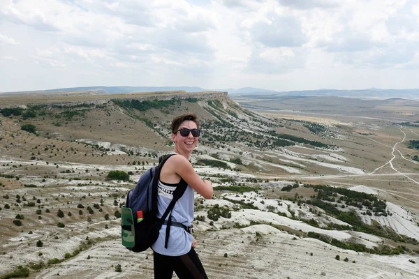 Młoda Kobieta Turysta Górach Podróż Wakacje Trekking Turystyka Pojęcie — Zdjęcie stockowe