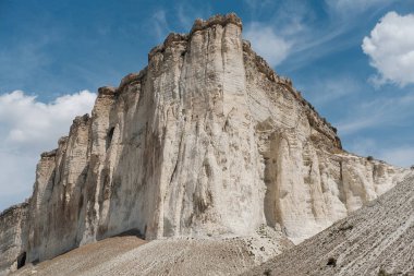 Yüksek beyaz uçurum. Manzara