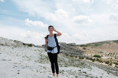 Genç kadın uzun yürüyüşe çıkan kimse istimal hareket eden telefon açık. Seyahat, tatil, trekking, hiking, bağlantı, teknoloji kavramı