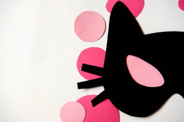 Kağıt kedi maskesi pembe daireler ile beyaz arka plan üzerinde. Cadılar Bayramı, karnaval, maskeli balo kavramı