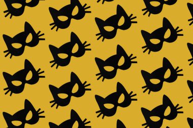 Kağıt kedi maskesi desen sarı zemin üzerine. Cadılar Bayramı, karnaval, maskeli balo kavramı.