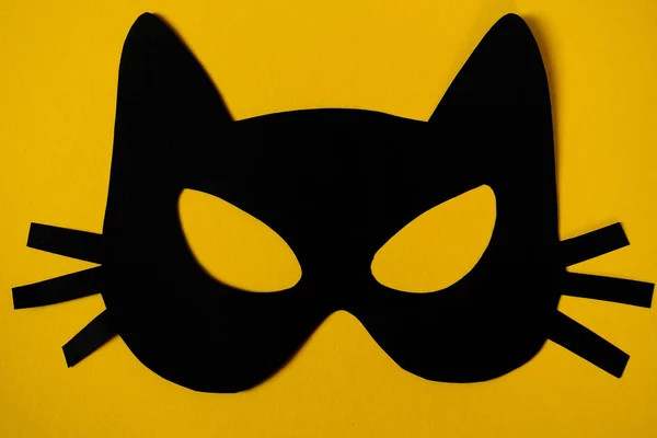 Máscara Gato Papel Sobre Fondo Amarillo Halloween Carnaval Concepto Mascarada — Foto de Stock