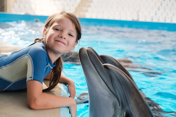 Menina Nadando Com Golfinhos Engarrafados Água Azul Terapia Assistida Por — Fotografia de Stock