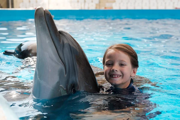 Kid Dolphin Menina Nadando Abraçando Com Golfinho Gargalo Água Azul — Fotografia de Stock